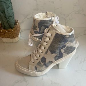 Vintage Havana Booties New 9 white green camo print chunky Heel